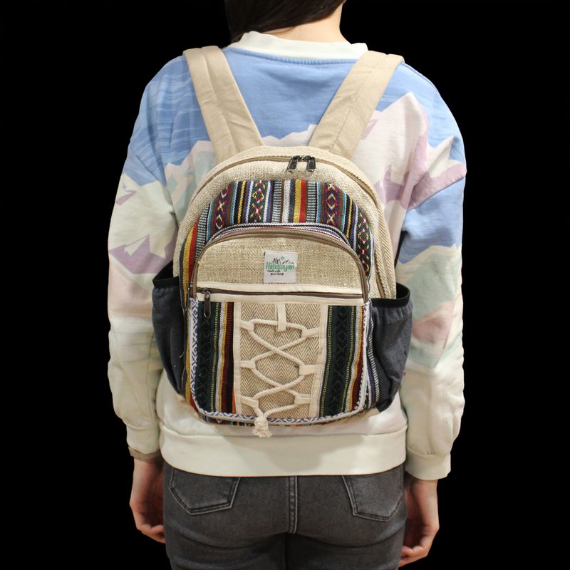 Малка Конопена Раница (Стил С Въже И Джобове)