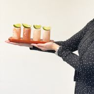 Комплект от 2 шот чаши от хималайска сол и дървен поднос за сервиране