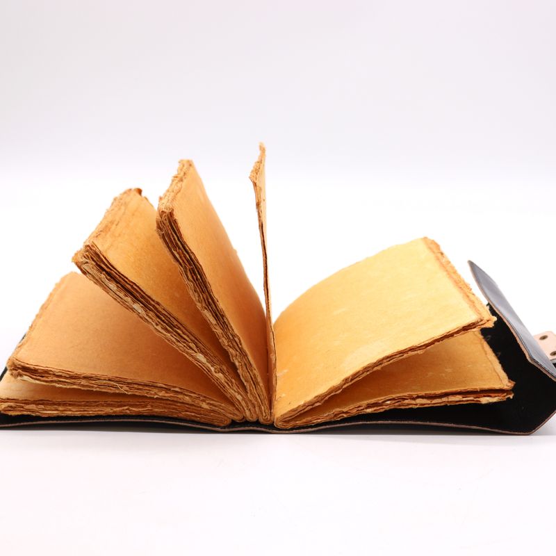 Книга на сенките - 200 страници - с неравни ръбове - 15x21 см