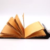Книга на сенките - 200 страници - с неравни ръбове - 15x21 см