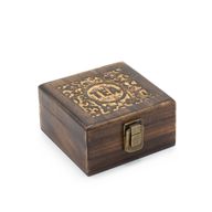 Резбована кутия за чай от мангово дърво (4 отделения) - 15x15x8 см