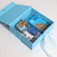 Плоска сгъваема подаръчна кутия - Средна квадратна (20x18.2x8 см) - Бебешко синьо