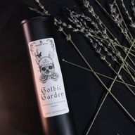 Крупен план на етикета на свещта Gothic Garden с череп, рози и пеперуди