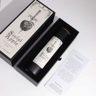Sinful Apple черна свещ с корков капак в нейната подаръчна кутия