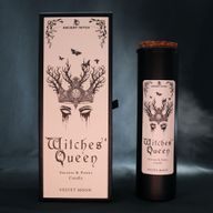 Свещ за ритуал „Witches’ Queen“, изложена със своята илюстрирана опаковка