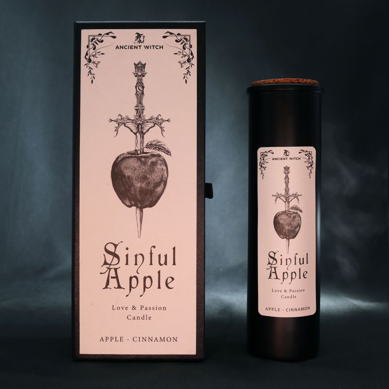 Sinful Apple ритуална свещ, показана с нейната илюстрирана опаковка.