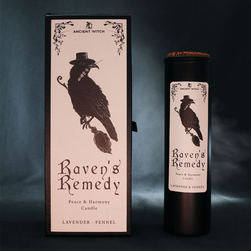 Ритуална свещ Raven's Remedy, показана с нейната илюстрирана опаковка.