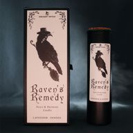Ритуална свещ Raven's Remedy, показана с нейната илюстрирана опаковка.