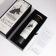 Locked Desires черна свещ с коркова капачка в нейната подаръчна кутия