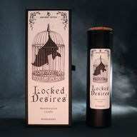 Locked Desires ритуална свещ, изложена със своята илюстрирана опаковка