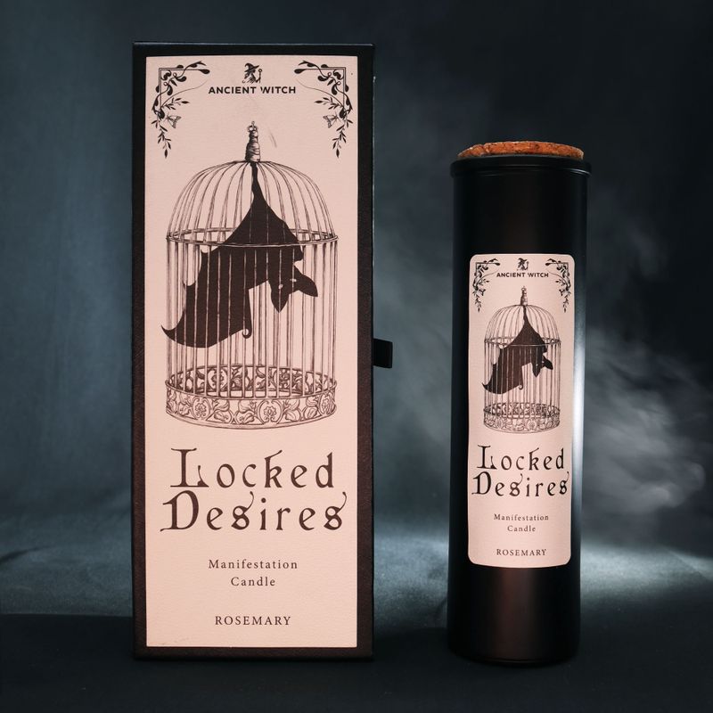 Locked Desires ритуална свещ, изложена със своята илюстрирана опаковка