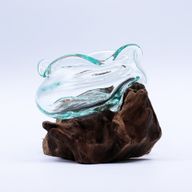 Уникална Стъклена Купа с Вълнист Дизайн Върху Дърво