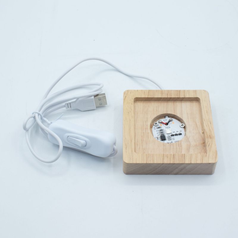 8 см Квадратна Дървена USB LED Поставка – Многоцветна