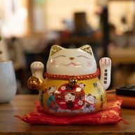 Керамична котка за късмет с движеща се ръка - Златна върху възглавничка (батерията не е включена)
