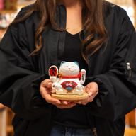 Соларна котка за късмет с дървена основа - синя, с движеща се ръка