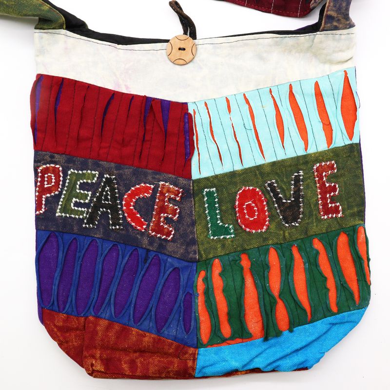 Peace & Love чанти (асистент-дизайнер)